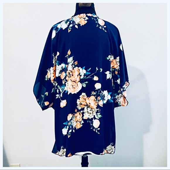 ✨LAST ONE ✨Navy blue floral open kimono - Picture 2 of 4